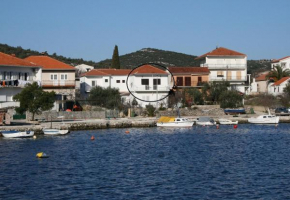 Apartments Jere - 30 m from beach, Vinišće